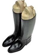 Buty zimowe męskie Opis wykonane ze skóry naturalnej nabłyszczanej, wodoodpornej, w kolorze czarnym. Cholewka butów sięgająca nieznacznie ponad kostkę. Wewnętrzna strona cholewki ocieplana.