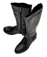 Jako półbuty służbowe dopuszcza się również buty typu mokasyny na obcasie do 3 cm wysokości, czarne, gładkie.