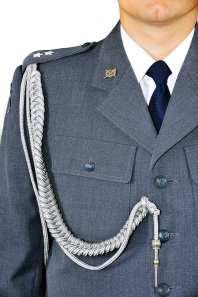 Sznur galowy oficera: w skład kompletnego sznura wchodzi jeden warkocz, który zakończony jest ołówkiem i pętelką do zapięcia na guzikach munduru, dwie pojedyncze plecionki, zapinka.