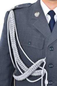 Warunki i sposób noszenia sznur galowy zawiesza się na prawym ramieniu marynarki munduru, przypinając go do guzika pod naramiennikiem, przy wszyciu rękawa.