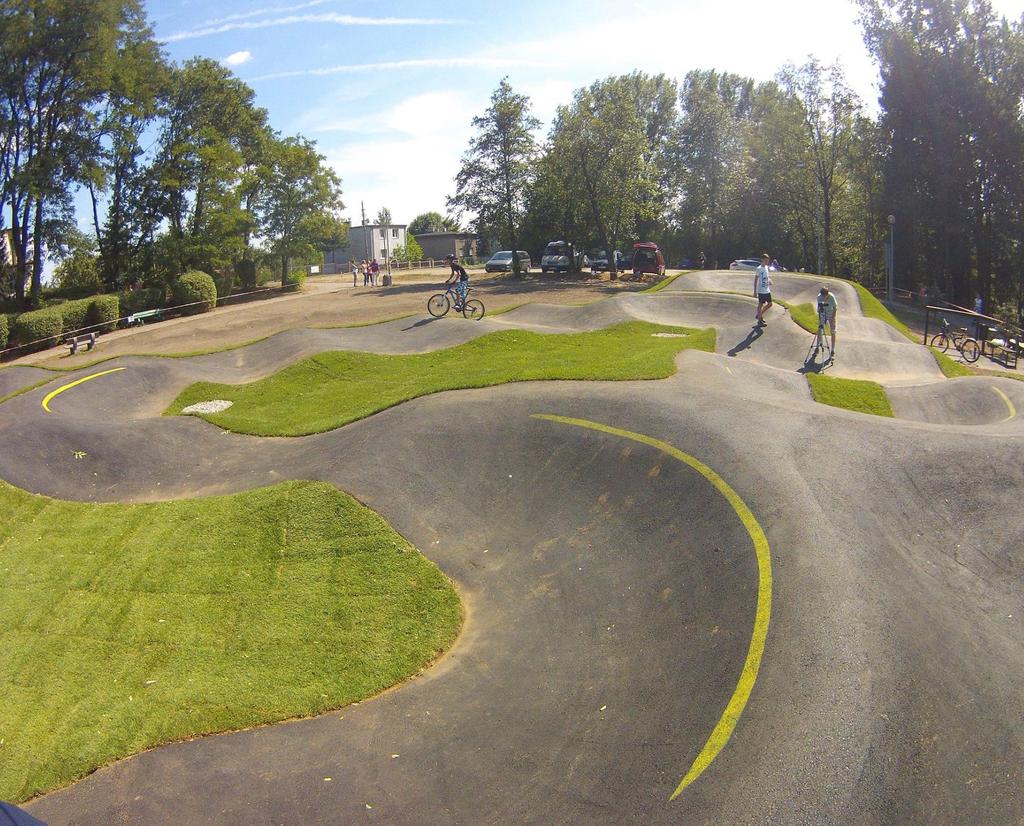 CZYM JEST PUMPTRACK Jest to innowacyjny, zdobywający niezwykłą popularność na świecie rowerowy plac zabaw przeznaczony do zbiorowej rekreacji.