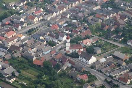 Największa miejscowość gminy, Strzeleczki, stanowi centrum administracyjne oraz kulturalne.