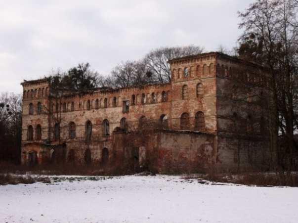 Wnętrza budynków są przestronne i funkcjonalnie rozplanowane. W części z nich zachowały się elementy wyposażenia i ozdobny detal architektoniczny.