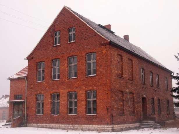 Pozostałe budynki (Pisarzowice 9; Strzeleczki, ul. Sienkiewicza) nie posiadają wyraźnych cech stylowych. Kilka budynków szkolnych (np. w Racławiczkach, Smolarni) uległo wyburzeniu.