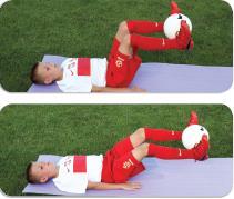 Wykonanie: Nogi powoli odchylić na bok, zatrzymać się krótko w pozycji końcowej i z powrotem przywrócić nogi do pozycji pionowej. To samo powtórzyć, odchylając się na drugą stronę.