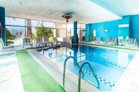 W hotelu znajduje się restauracja w której serwowane są różne posiłki rano