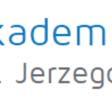 znane rejony turystyczne lub odludne) oraz doboru grupy uczestników (zespół osób pełniących w nimm określone funkcje lub podział na kadrę i ich klientów).