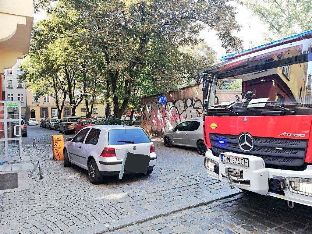 4. Podwórko Rynek/Kuźnicza/Igielna a) Informacje dotyczące podwórka Podwórko jest zdewastowane przez samochody. Nie ma osłony śmietnikowej.