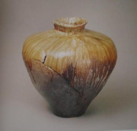 Kaminski Il. 8. Naczynie typu tsubo, ceramika Echizen, Masudaya Kôsei 舛田屋光生, 1992, wys. ok. 65 cm, śr. ok. 60 cm.