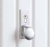 Drzwi są standardowo wyposażone obustronnie w klamki, na życzenie - w komplet okuć z nieruchomą gałką na zewnątrz. Zamek z wkładką patentową może być zintegrowany z centralnym systemem zamykania domu.