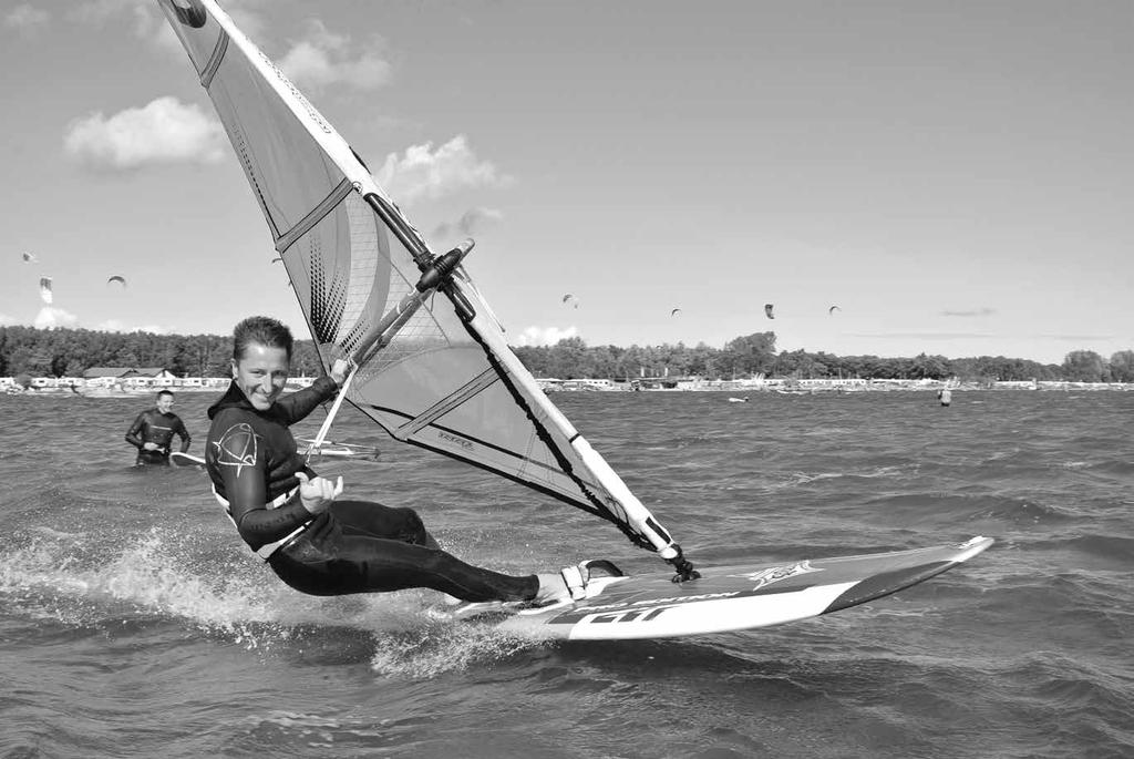 PROGRAM KURSÓW WINDSURFINGOWYCH Kurs dla osób początkujących obejmuje: pływanie wszystkimi kursami względem wiatru zwrot na wiatr zwrot z wiatrem start z plaży początki pływania w trapezie.