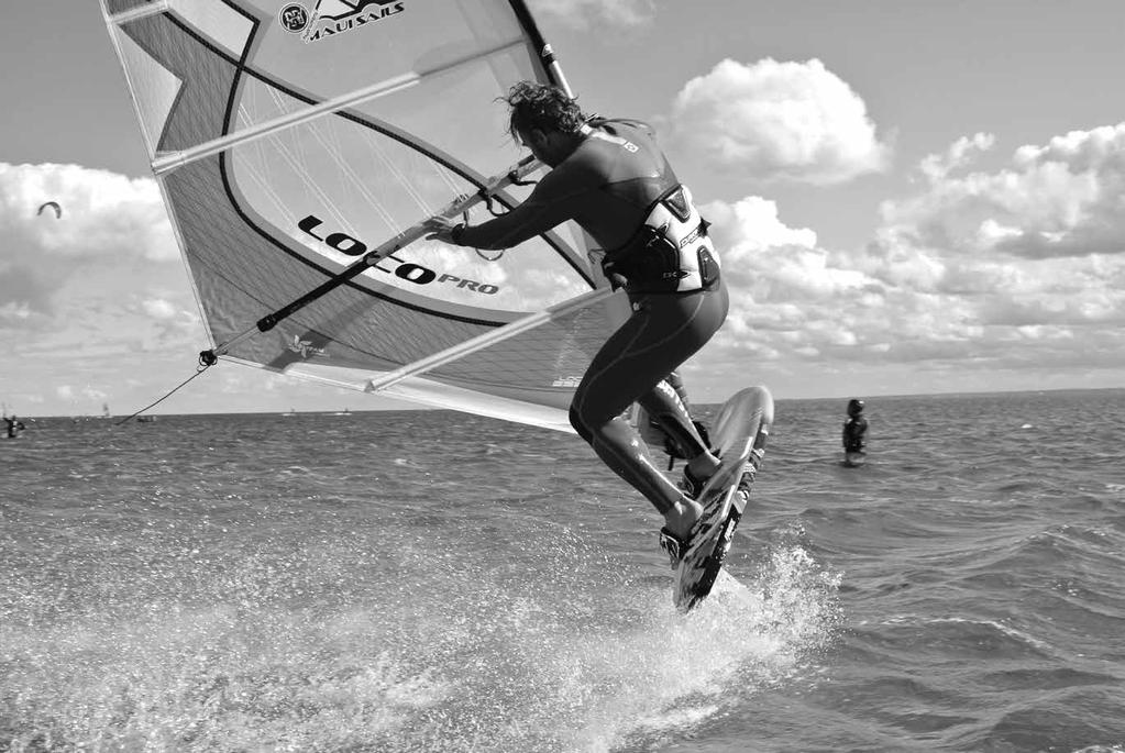 Młodzieżowe obozy windsurfingowe Program obozu: Szkolenie windsurfingowe w grupach (4/5 dziennie), prowadzone przez wykwalifikowaną kadrę instruktorską z wieloletnim doświadczeniem oraz samodzielne