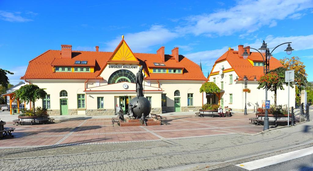 Rabka-Zdrój nazwana została Miastem Dzieci Świata, dlatego w 2004 roku powstał tutaj pomnik szczególnie kochanego przez dzieci Świętego Mikołaja.