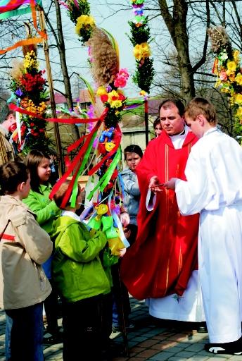 Jerozolimy, wziął gałązki palmowe i wybiegł Mu naprzeciw. Wołali: Hosanna!