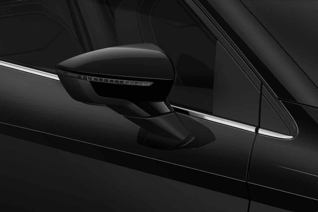 pasażera i półka pod fotelem kierowcy Siatka w bagażniku 1095 1095 1095 Podwójna podłoga bagażnika Lakiery Reference Style Full LED Xcellence FR Lakier niemetalizowany w kolorze granatowym