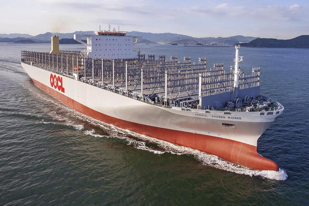 OOCL Hong Kong: Statek, o ładowności 21413 TEU jest nie tylko największym w świecie kontenerowcem, ale również pierwszym tego typu statkiem, który przekroczył barierę liczby 21 tysięcy slotów