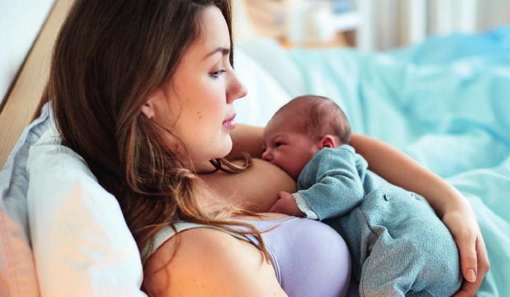 Rozpoczęcie karmienia Obserwuj zachowanie dziecka, by zauważyć pierwsze oznaki głodu i przystaw maluszka do piersi, zanim bardzo zgłodnieje.