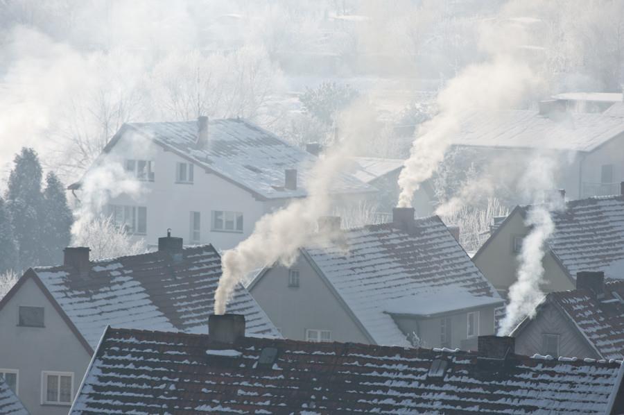 Wprowadzenie Zjawiskiem niskiej emisji określamy emisję pyłów i szkodliwych gazów na wysokości do 40 m.