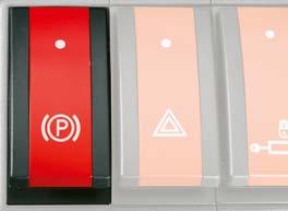 Dłoń określa prędkość jazdy, a stopa ilość oleju. Elektroniczny gaz ręczny w połączeniu z układem powolnej jazdy umożliwia stałą, wyższą wydajność hydrauliki roboczej. Hamowanie w dwóch wariantach.