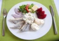 z dodatkiem czosnku Herring in oil with leak salad,