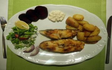 FISH grilled & baked REPORTED WEIGHT REFERS TO RAW FISH Halibut (200g/250g) served with grilled potatoes, salads, horseradish Halibut podawany z ziemniakami