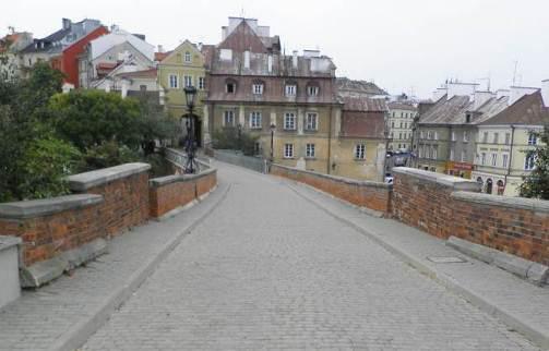 Ulica na omawianym odcinku posiada nawierzchnię w krawężnikach z kostki betonowej w kolorze szarym.