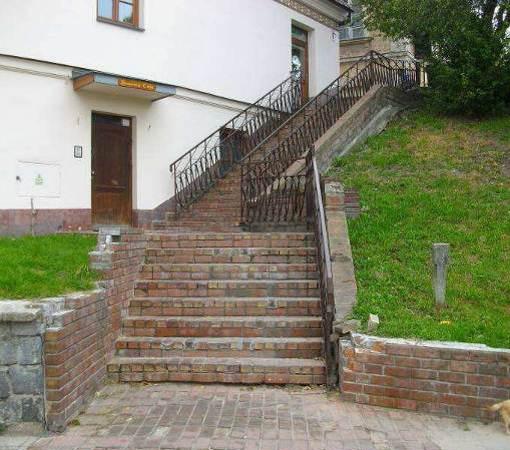 18 cm) nie spełniają warunków wymaganych w obecnych przepisach dla ciągów pieszych [2] i dodatkowo stwierdzono zniszczenie murków ograniczających schody od nasypu (fot. 16 