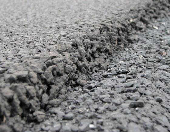 310 Piotr Radziszewski, Karol Kowalski, Michał Sarnowski, Piotr Pokorski neralno-asfaltowa typu asfalt porowaty może z powodzeniem zostać zastosowana w Polsce jako jedna z metod umożliwiających