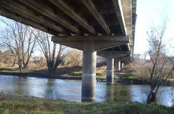 Trochę mniejszy jest most przez rzekę Styr w ciągu ulicy
