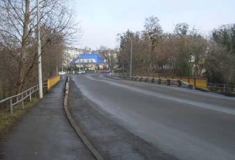 Mosty Łucka - przeszłość i teraźniejszość 355 Rys. 20-21. Most na ulicy Chopina. Podstawowym problemem utrzymaniowym mostów w Łucku jest cząstkowy zakres ich remontów.