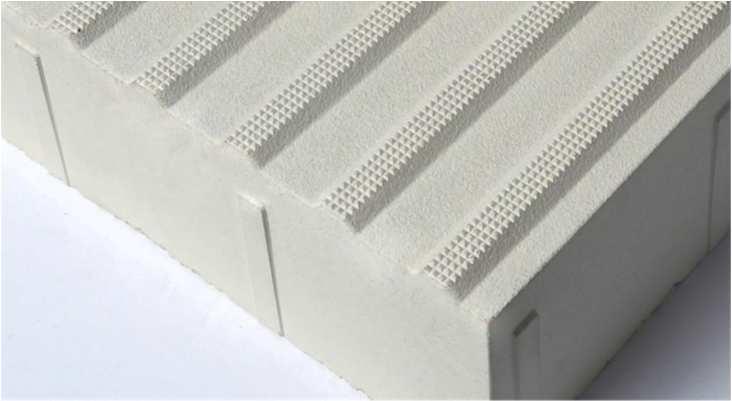 Beton płyt winien być barwiony w całej masie, w związku z tym kolorystyka płyt ma ograniczenia technologiczne pod względem jaskrawości.