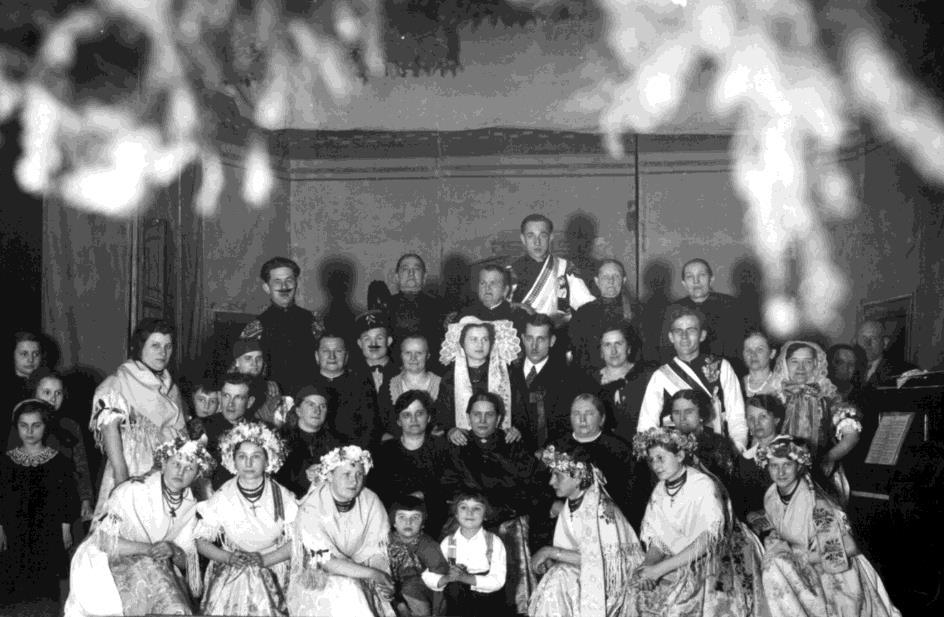 Fotografia 8. Grupa osób pozująca na scenie teatralnej.