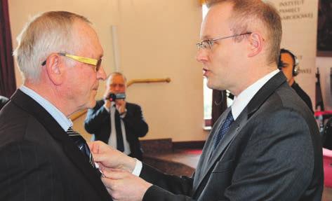 W związku z prowadzeniem nielegalnej działalności wydawniczej, Edward Papenfus w latach 1987-1988 został dwukrotnie ukarany grzywną przez Kolegia Rejonowe ds.