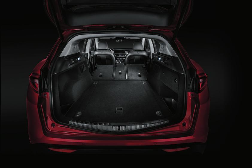 WYBRANE ELEMENTY WYPOSAŻENIA Wyposażenie standardowe/cennik opcji dodatkowo płatnych KOMFORT I FUNKCJONALNOŚĆ BUSINESS 1) STELVIO SUPER EXECUTIVE QUADRIFOGLIO 3,5" wyświetlacz TFT między zegarami 7"