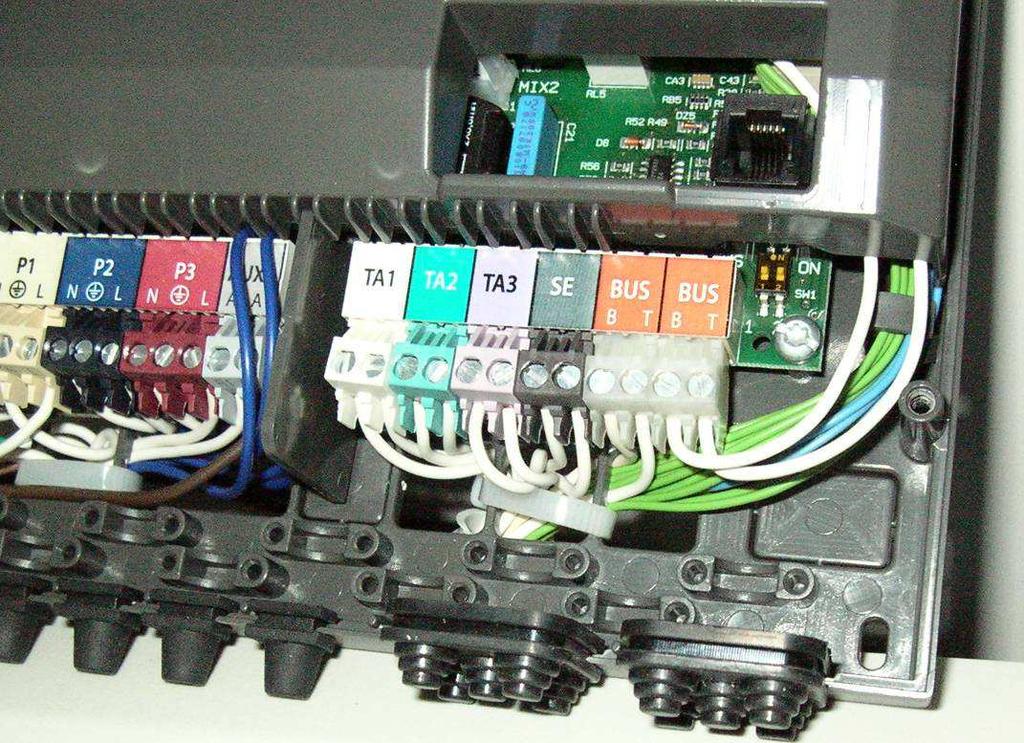 MODUŁ HYDRAULICZNY rozszerzenie o dodatkowe strefy Możliwe jest podłączenie dwóch modułów hydraulicznych, czyli uzyskanie aż 6 stref grzewczych z kotłem w wersji Evo.