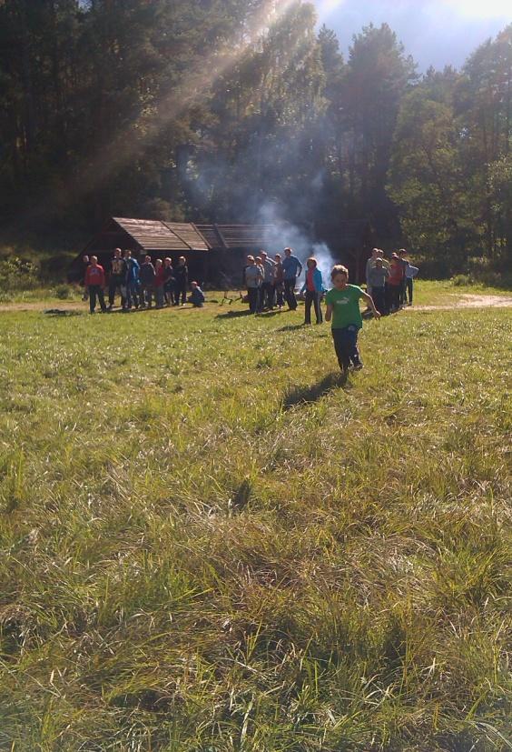 - w okresie jesiennym oraz wiosennym wychowankowie w ramach pielęgnacji zieleni wokół