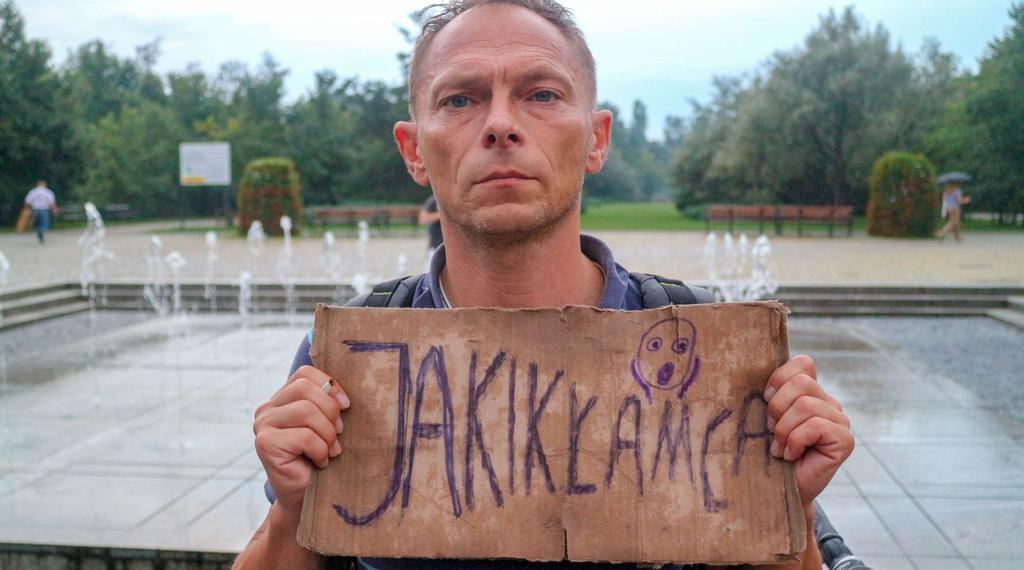 W Parku Jana Pawła II tuż obok kościoła doszło do kolejnego incydentu. Jedna ze zwolenniczek Patryka Jakiego zaatakowała stojącego obok mężczyznę trzymającego kartkę z napisem "Jaki kłamca".
