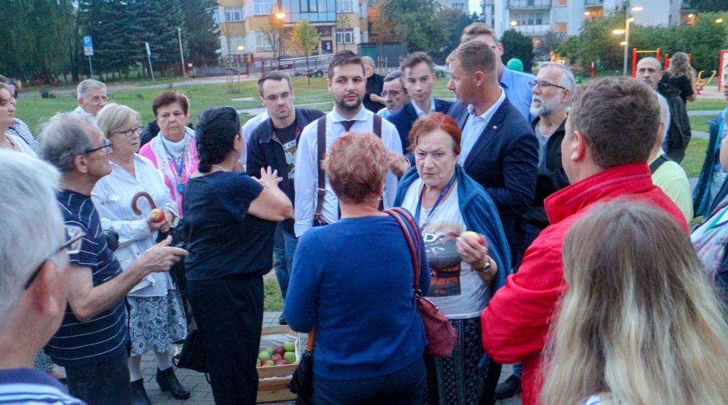 - Ile ci zapłacili agencie, ty kodziarzu, zabieraj się stąd, to nie twoje miejsce, idź sobie stać gdzie indziej - krzyczała.