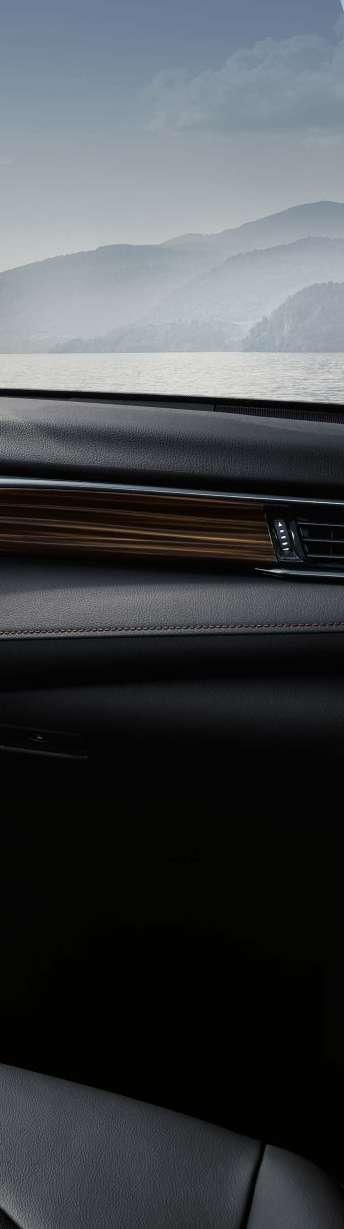 KOMFORT Wyrafinowane wnętrze nowej Camry Hybrid łączy eleganckie wzornictwo z materiałami najwyższej jakości.