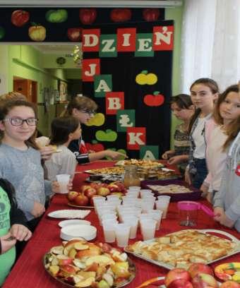 Dzień Jabłka, który obchodziliśmy w naszej szkole sprawił, że wolontariusze zaangażowali się w pieczenie domowych ciast, babeczek