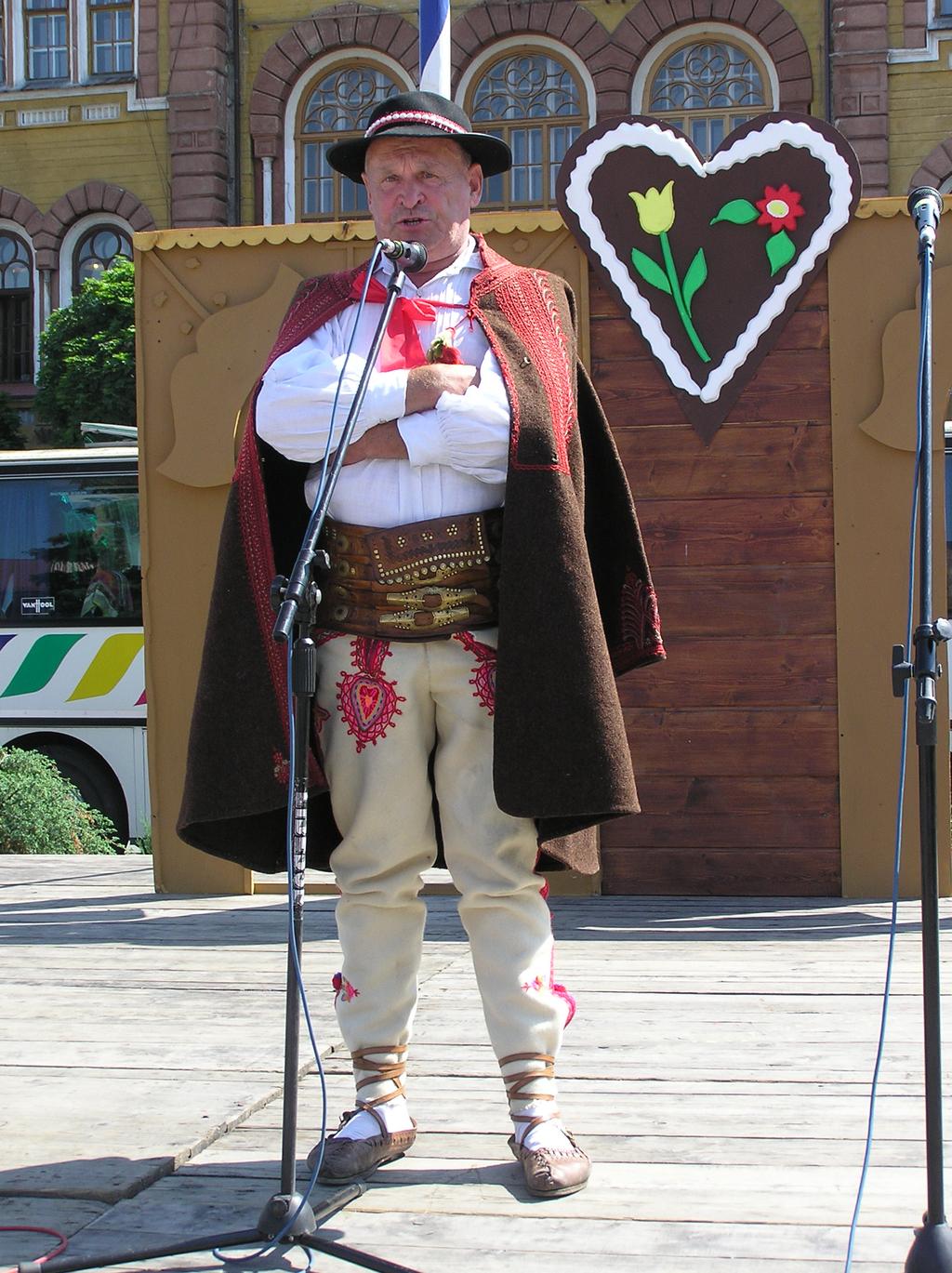 Starosta, gawędziarz zespołu - Mieczysław Franczyk Zespół jest laureatem wielu ogólnopolskich przeglądów i festiwali folklorystycznych oraz zdobywcą prestiżowych nagród i wyróżnień za działalność