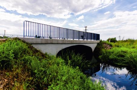 MOSTY 1. Przebudowa mostu na rzece przy ul. Pniewska Górka wraz z drogą gminną przy ul. Broninek (596 m) łączny koszt: 645 000,00 zł pozyskane dofinansowanie: 306 000,00 zł 2.