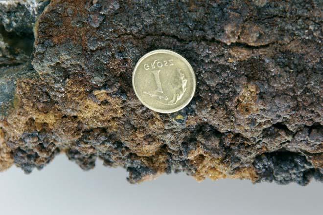 Layers of corrosion products in the cross-section through the metal pipe Warstwa zewnêtrzna zosta³a nastêpnie podzielona na dwie podwarstwy A 1 oraz A 2.