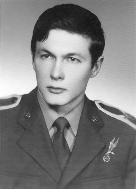 Do Koniuszowej często w zimie autobus nie dojeżdżał i jak wspomina koleżanka generała Gągora pani Krystyna Poręba nieraz chodzili pieszo do Nowego Sącza 2. Maturę zdał w 1969 roku.