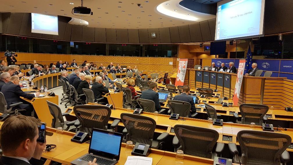 europoseł podsunął nam pomysł aby tu, w Brukseli, najlepiej przed ambasadami Polski (tej unijnej i zwykłej) co jakiś czas organizować pikiety które nie pozwolą polskiemu rządowi zapomnieć o sprawie,