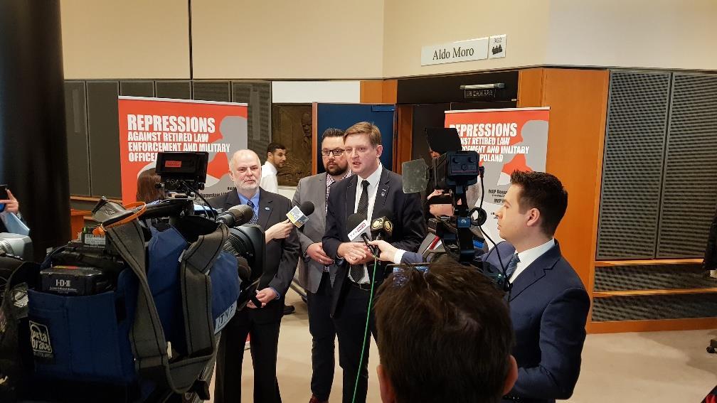 Bezpośrednio po zakończeniu wysłuchania do sieci wrzucili sporządzony w jego trakcie dwaj dzielni dziennikarze z Onetu, którzy przyjechali z nami do Brukseli https://wiadomosci.onet.