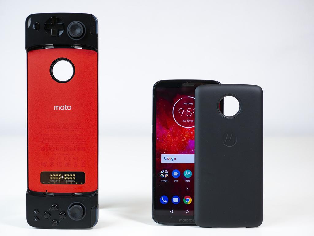 Kamera ocena 4+ Motorola Moto Z3 Play ma podwójny aparat z tyłu. Główny aparat ma rozdzielczość 12 megapikseli i jasność obiektywu F/1.7.