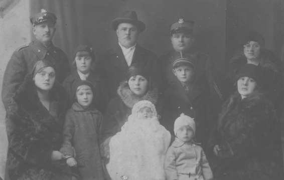 W pierwszym rzędzie od lewej: w białym stroju Jadwiga Przewłocka, Alina Przewłocka (siostra Jadwigi).