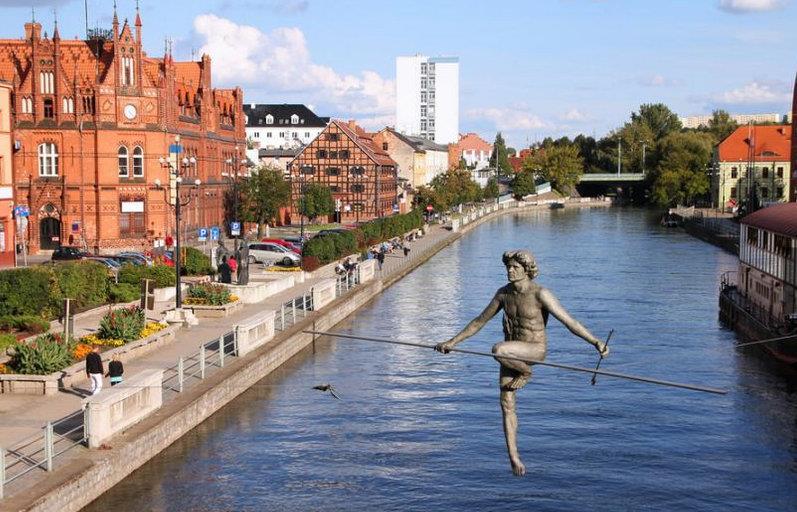 , a nigdzie więcej jak właśnie tam dzieci mogą zobaczyć: niedźwiadka pandę, pingwiny, wiele gatunków małp. Tysiące zwierząt. Wyjazd o godz. 7.00 Powrót ok. 20.00 Wymagany paszport lub dowód osobisty.