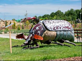 Zobaczą tu park miniatur a w nim ważne budowle z całego świata, przespacerują się po linowym moście, pobawią na dobrze zorganizowanych placach zabaw, zobaczą lawendowe pole oraz przyjrzą się